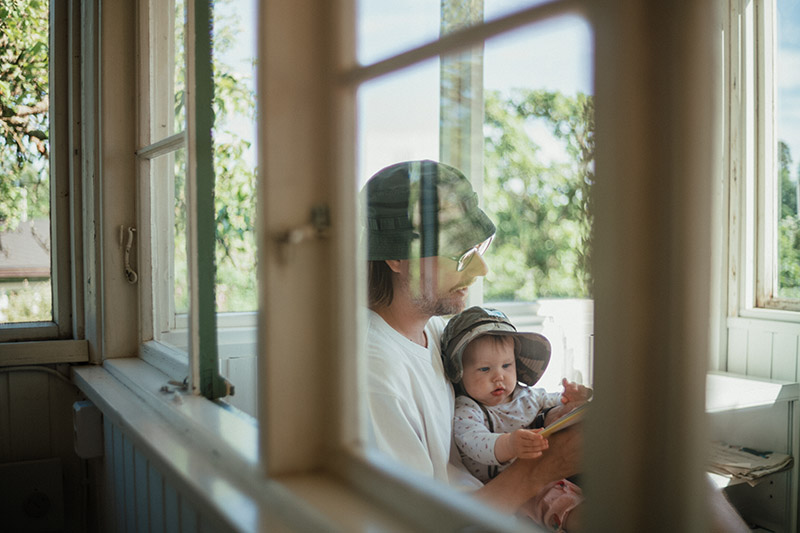 Ein Vater und sein Kind sitzen am Fenster.