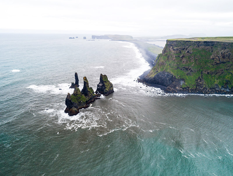 Felsspitzen ragen aus dem Meer vor der Küste Islands